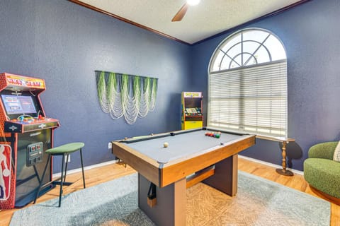 Group-Friendly Grand Prairie Home with Perks! House in Arlington