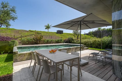 Swimming pool, sunbed