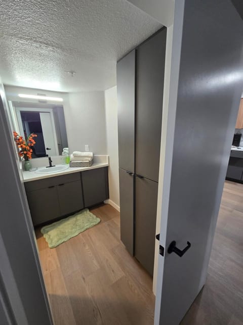 Close to Disneyland near the Beach and Close to the Airport Apartment in Costa Mesa