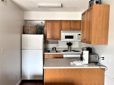 Breakers 221 - Walk to Beach, Shops and Dining House in Coligny Beach