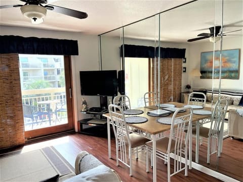 Breakers 221 - Walk to Beach, Shops and Dining House in Coligny Beach