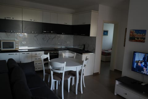 Kitchen or kitchenette, Living room, Seating area, Dining area