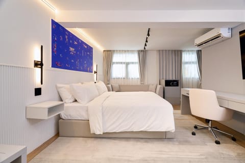 Bed, TV and multimedia, Photo of the whole room, Seating area, Bedroom, air conditioner
