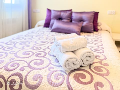 Bed, Bedroom, towels