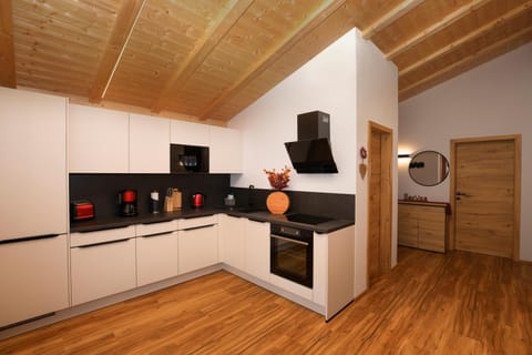 Coffee/tea facilities, Kitchen or kitchenette, oven, stove, toaster