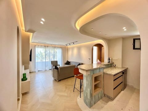 TV and multimedia, Kitchen or kitchenette, Living room, Seating area, Dining area