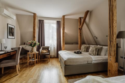 Bed, TV and multimedia, Living room, Photo of the whole room, Seating area, Bedroom, towels, air conditioner