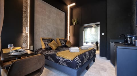 Bed, Dining area, Bedroom