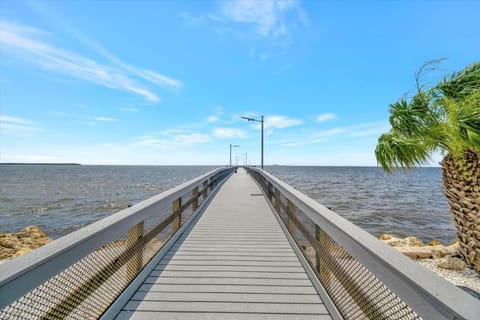 Watch the dolphins Large balcony Suite and heated pool Inn in Ruskin