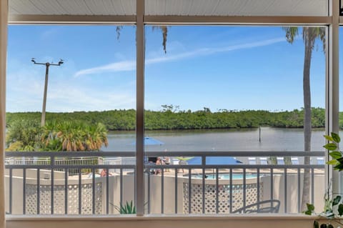 Watch the dolphins Large balcony Suite and heated pool Inn in Ruskin