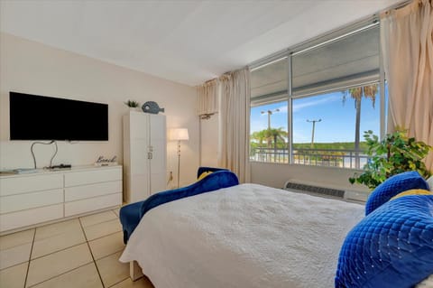 Watch the dolphins Large balcony Suite and heated pool Inn in Ruskin