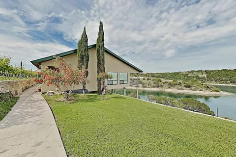 Property building, Day, Garden, Lake view