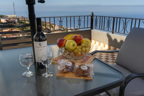 Natural landscape, Balcony/Terrace, Food and drinks, Dining area, Sea view