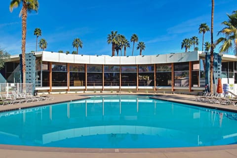 Property building, Day, Pool view, Swimming pool, Swimming pool, sunbed