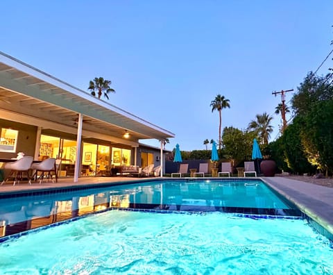Property building, Day, Swimming pool, Swimming pool, sunbed