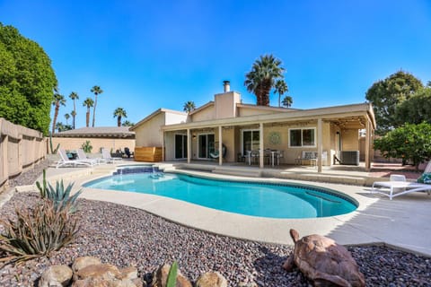 Property building, Day, Swimming pool, Swimming pool, sunbed