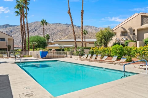 Property building, Day, Mountain view, Swimming pool, Swimming pool, sunbed