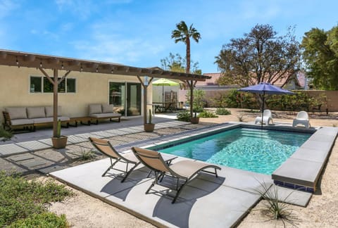 Property building, Day, Swimming pool, Swimming pool, sunbed