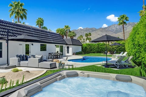 Property building, Day, Natural landscape, Mountain view, Pool view, Swimming pool, sunbed