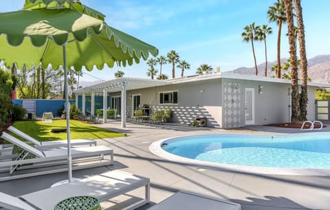 Property building, Day, Swimming pool, Swimming pool, sunbed