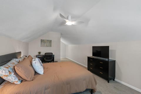 Bed, TV and multimedia, Photo of the whole room, Bedroom