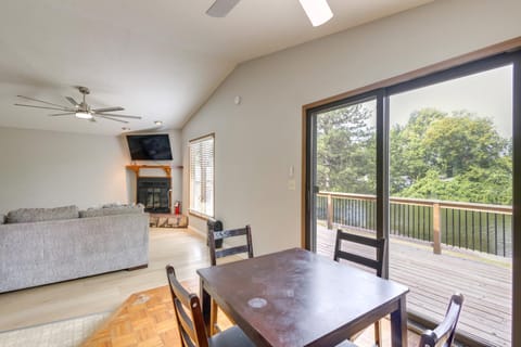 Lakefront Family Home 13 Mi From Gateway Arch! House in Pontoon Beach