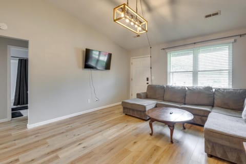 12 Mi to St Louis Pet-Friendly Metro East Home House in Pontoon Beach