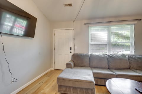 12 Mi to St Louis Pet-Friendly Metro East Home House in Pontoon Beach