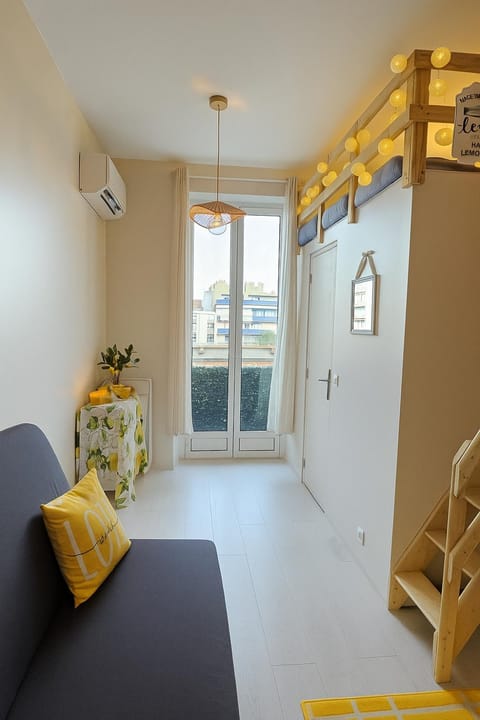 Living room, Seating area, air conditioner