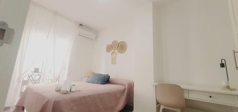 Bed, Photo of the whole room, Bedroom, air conditioner