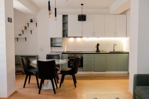 Kitchen or kitchenette, Dining area