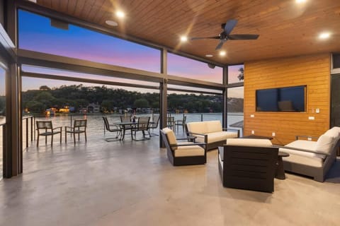 Water Front Luxury - Pool - Hottub - Boat Dock House in Lake Austin
