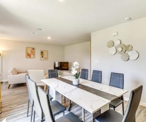 TV and multimedia, Kitchen or kitchenette, Living room, Seating area, Dining area