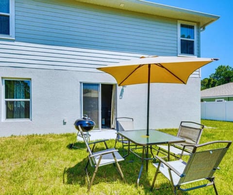 Property building, Patio, Spring, Day, Garden, Dining area, Garden view, sunbed