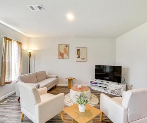 Communal lounge/ TV room, TV and multimedia, Living room, Seating area, Evening entertainment