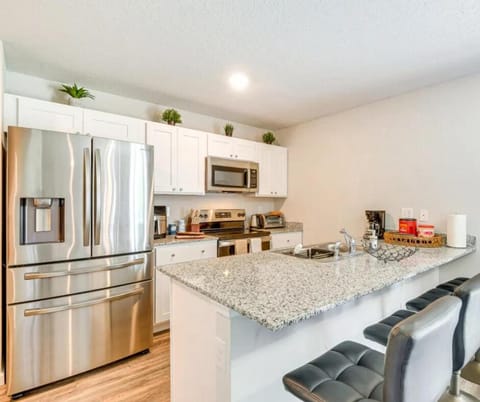 Coffee/tea facilities, Kitchen or kitchenette, Dining area, dishwasher, minibar, oven, pet friendly, stove, toaster