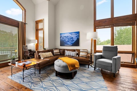 Upscale Ski In Out Condo 40 to Chondola Lift House in Telluride