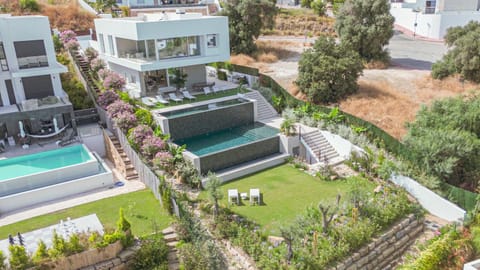 Property building, Facade/entrance, Spring, Day, Natural landscape, Garden, Garden view, Pool view, Swimming pool, sunbed