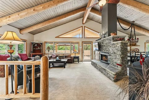 Central Vail Stay Cozy Interior Deck Views House in Vail