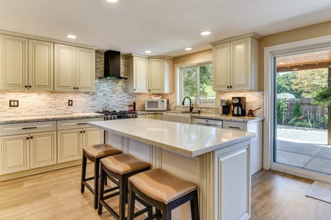 Private Outdoor Space 9 Mi to Downtown Vancouver! House in Vancouver