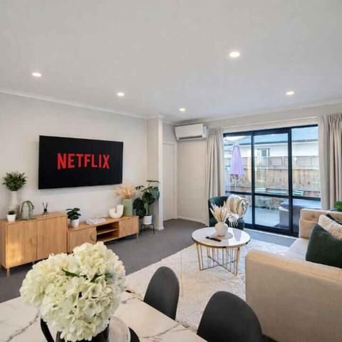 Modern Oasis with Spa close to shopping centres House in Hamilton