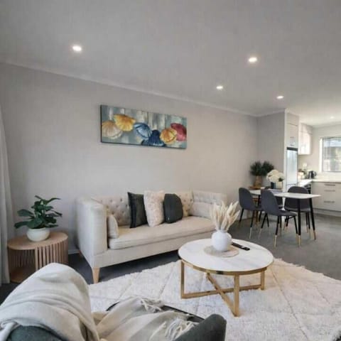 Modern Oasis with Spa close to shopping centres House in Hamilton
