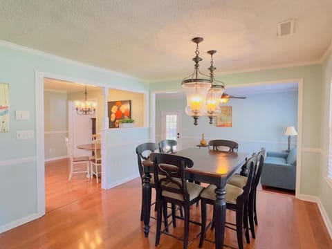 Sunlit Hideaway 3BR 2BA house pool House in Little River