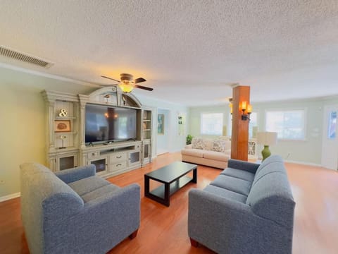 Sunlit Hideaway 3BR 2BA house pool House in Little River