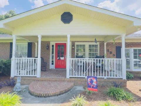 Sunlit Hideaway 3BR 2BA house pool House in Little River