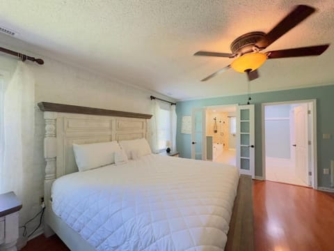 Sunlit Hideaway 3BR 2BA house pool House in Little River