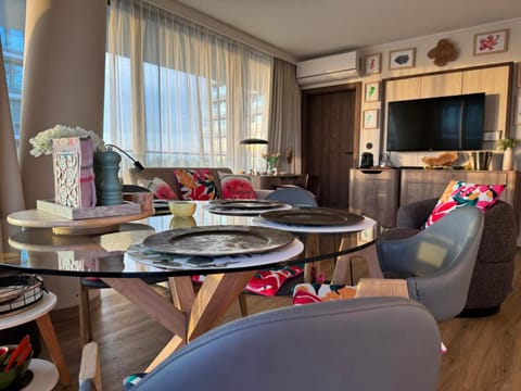 TV and multimedia, Living room, Dining area, Evening entertainment