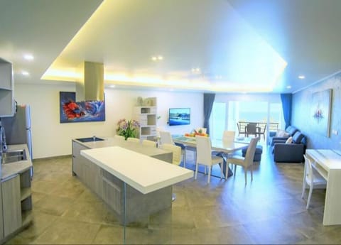 Kitchen or kitchenette, Living room