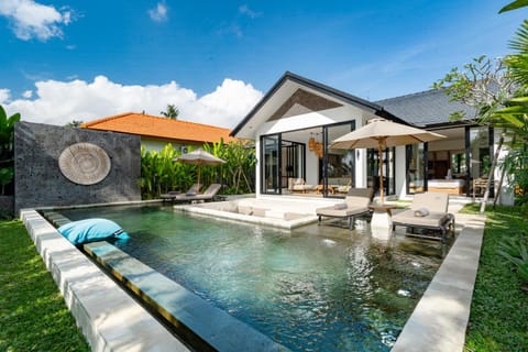 Property building, Day, Natural landscape, Pool view, Swimming pool, sunbed