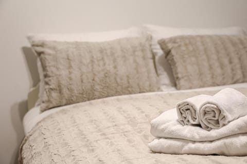 Bed, Bedroom, towels